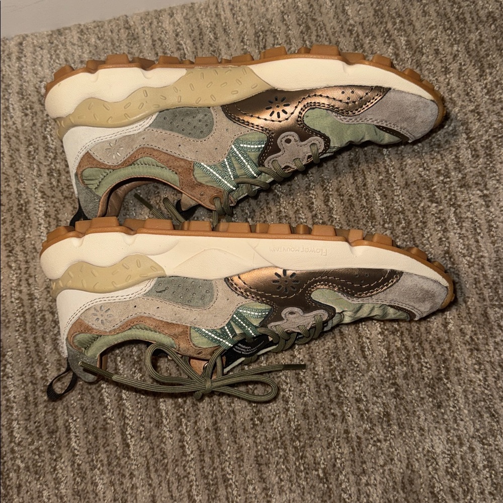 Stylish Green Sneakers - Picture 2 of 5